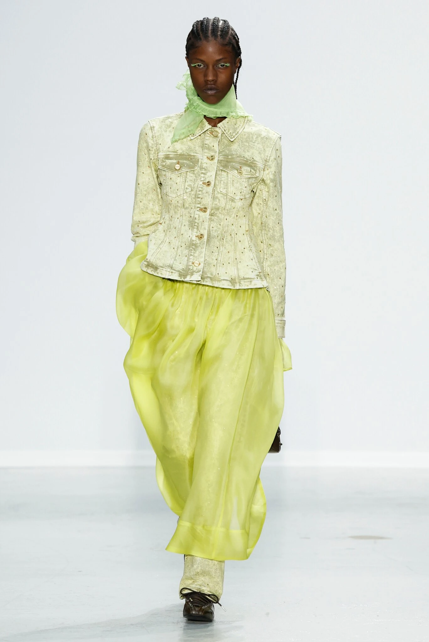 Весна 2025 виглядає від Luar.